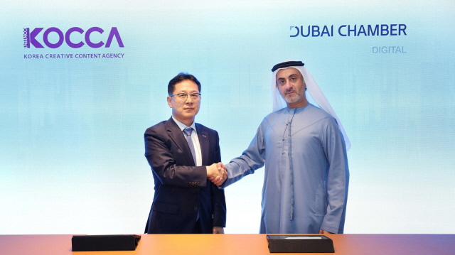 지난달 27일(현지시간) 두바이챔버스와 '한-UAE 간 콘텐츠산업 협력채널 구축 업무협약'을 체결한 뒤 박영일(왼쪽) 콘진원 UAE 비즈니스센터장, 칼리드 알자르완 알샴시 두바이챔버스 부대표가 악수를 나누고 있다. 콘진원 제공